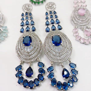 Boucles d'oreilles classiques de créateur en cristal bleu plaqué argent avec strass pour mariages et soirées - Product Image 1