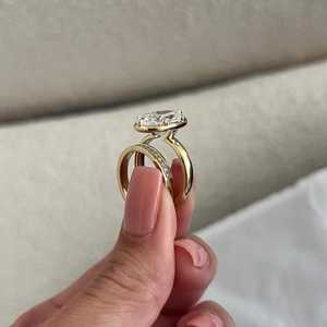 Ensemble de Bague de Fiançailles UNIQUE avec Diamant Oval de 5 Carats Cultivé en Laboratoire, Sertissage Géorgien à Griffes, en Or Jaune, Ensemble Nuptial Assorti - Product Image 6