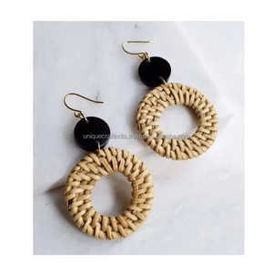 Boucles d'oreilles rondes tissées bohèmes personnalisées en gros, bijoux de mode polyvalents haut de gamme avec des clous en forme de lune exagérés - Product Image 1