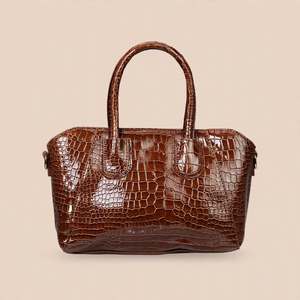 Sac fourre-tout à motifs pour femme, style tendance, en cuir véritable, imperméable, avec poignée durable et fermeture à rabat, pour usage extérieur, largeur 32 cm - Product Image 4