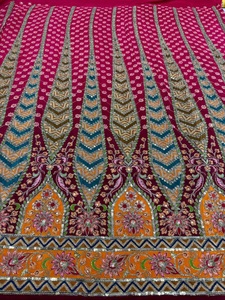 Tissu imprimé de qualité supérieure avec broderie, un textile moderne conçu pour les collections de mode et de vêtements élégants. Ce tissu est un article essentiel pour la mode. - Product Image 3