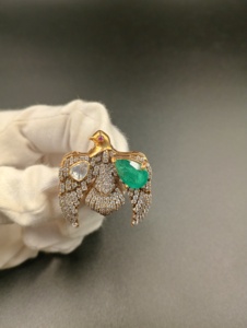 Broche en or en forme d'aigle, pierre doublette verte polki, broche de mode faite à la main, bijou cadeau unisexe, broche en or élégante - Product Image 1