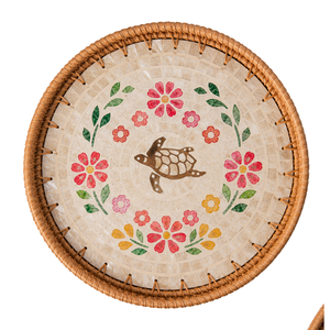 Plateau de luxe rond en rotin avec tortue de mer en nacre, motif floral rose et orange, centre de table pour salle à manger, service de fruits, vente en gros - Product Image 1