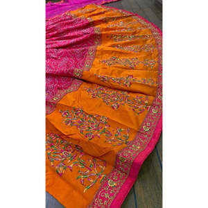 Lehenga Choli de Diseño Bandhani para Mujer con Trabajo de Lentejuelas y Hilo Dori - Product Image 2