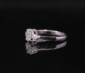 Montre-bague de fiançailles et d'anniversaire en moissanite glacée style viral avec sertissage griffe - Product Image 3