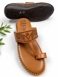 Sandales plates antidérapantes pour femmes, en cuir synthétique marron, avec strass floraux et semelle massante, pour intérieur - Product Image 1