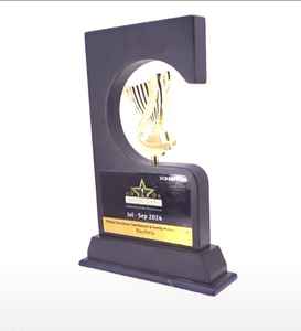 Trofeo de diseño moderno con detalles de copa dorada y base sólida para reconocimiento de destinos en eventos corporativos - Product Image 3