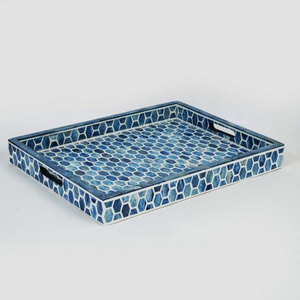 Plateau en bois artisanal à motif damier avec finition en incrustation d'os et poignées en laiton pour la décoration moderne de la salle à manger et de la maison - Product Image 3