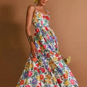 Robe longue à imprimé floral vibrant, taille haute, avec décolleté carré élégant et fines bretelles, longueur ras du sol - Product Image 1