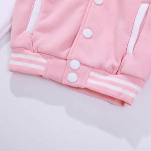Chaqueta Varsity Rosa con Mangas Blancas y Ribete a Rayas, Estilo Béisbol Informal, Ropa Exterior para Niños Unisex, Prenda de Otoño - Product Image 3