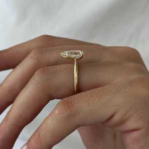 Anillo de Compromiso con Diamante Cultivado en Laboratorio de 2.5 Quilates, Corte Pera, Diseño Tulipán Único, Oro Amarillo de 14k, Certificado IGI - Product Image 4