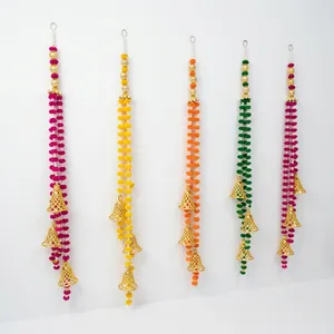 Décoration murale traditionnelle perlée avec clochettes dorées aux couleurs rose, jaune, orange et vert pour la décoration intérieure de Diwali - Product Image 1