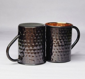 Mug en cuivre avec texture martelée, finition noire, style vintage, utilisation en extérieur, poignée portable incluse - Product Image 5