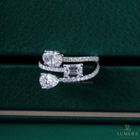 Anillo de diamantes cultivados en laboratorio con piedras múltiples en forma de pera, esmeralda y diamante ovalado, anillo de tres piedras con banda micro pavé abierta, anillo de regalo de aniversario