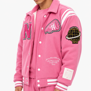 Blouson universitaire unisexe rose coupe-vent d'hiver avec patch brodé, style preppy, col montant, coupe régulière, logo frontal - Product Image 1