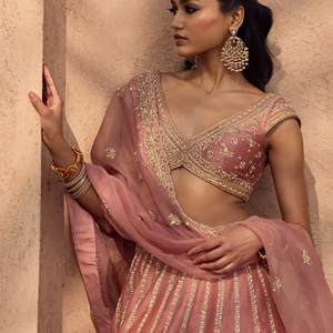 ชุดเลเฮนกาโชลีผ้าไหมปักลายซารีสีชมพูอ่อนสำหรับงานแต่งงาน พร้อมผ้าคลุมไหล่เน็ต สำหรับผู้หญิงในงานปาร์ตี้และงานแต่งงาน - Product Image 1