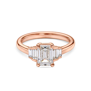 Anillo de compromiso Art Deco de cinco piedras con corte esmeralda y un diamante central de 1+ quilates cultivado en laboratorio en oro amarillo, blanco, rosa y platino de 18 quilates. - Product Image 1