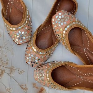 Handmade Ladies Khussa Embroidered Pumps Traditional Pakistani Flats Elegant Ethnic Wedding Footwear Wholesale OEM ODM - Product Image 4