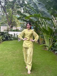 Ensemble de robe ethnique traditionnelle indienne et pakistanaise pour femmes, en coton jaune, coupe ample, longueur cheville, tenue décontractée d'été - Product Image 1