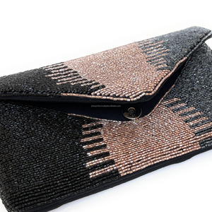 Bolso de mano tipo sobre con cuentas geométricas en negro, azul marino y plateado, hecho a mano, con cierre magnético duradero, portátil, informal, para fiestas. - Product Image 3