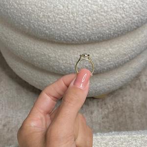 Bague en diamant de laboratoire ovale de 2,5 carats _ Or jaune 14 carats _ Sertissage solitaire moderne _ Certifié IGI - Product Image 2