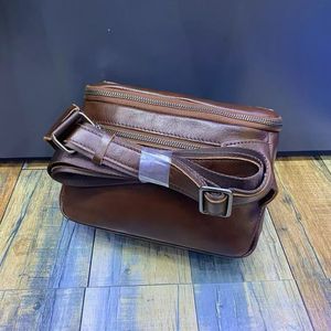 Sac Ando pour homme en cuir de vache véritable, sac bandoulière vintage avec rabat, fermoir métallique et sangle réglable - Product Image 6