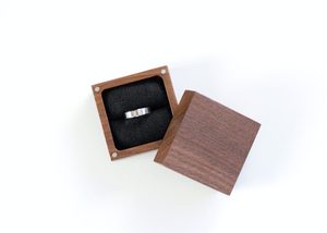 Boîte à bague en bois de noyer avec couvercle magnétique, gravure personnalisée, boîte cadeau pour demande en mariage, bijoux, OEM, mariage, entreprise, Vietnam - Product Image 3