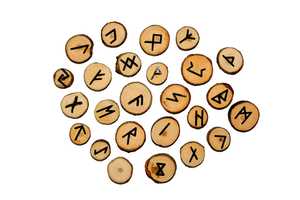 Ensemble de Pierres Runices en Bois Écologiques et Durables, Fabriquées à la Main, Symboles de Divination Viking Elder Futhark, Métaphysiques et Spirituels - Product Image 1