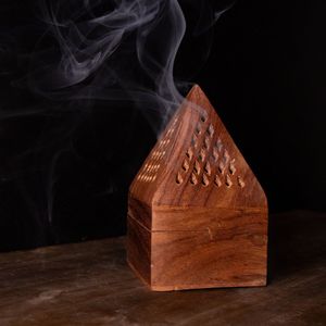Brûleur d'encens en bois festif, parfait pour les célébrations, avec des ornements détaillés et un parfum merveilleux. - Product Image 1