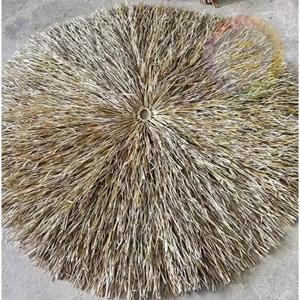 Panneau de chaume en feuilles de palmier tissé à la main, matériau de toiture en feuilles de palmier naturelles séchées du Vietnam - Product Image 2