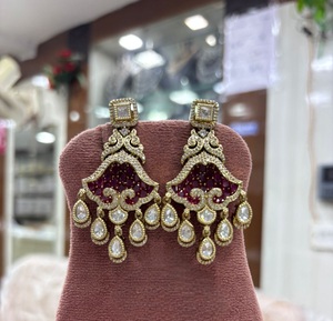 Magnifiques boucles d'oreilles pendantes en laiton plaqué or de haute qualité avec zircon, collection tendance pour femmes, idéales pour les soirées et les fêtes. - Product Image 2