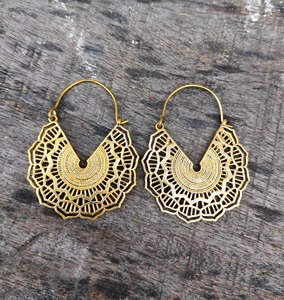 Boucles d'oreilles en laiton à faible MOQ, finition premium, commande personnalisée, vente en gros directe usine - Product Image 1
