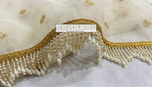 Encaje de lujo con ribete trenzado en zig-zag color crema dorado, con borlas de perlas vibrantes y flecos de cuentas grandes para diseños de lehenga y vestidos de lujo. - Product Image 6