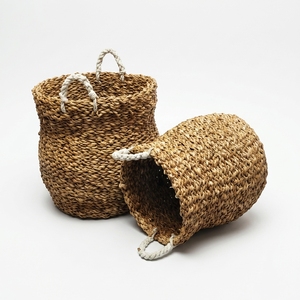 Cesta Redonda de Seagrass Natural Tejida a Mano con Asa, para Almacenamiento, Macetero, Cesto de Lavandería, Decoración y Diseño Artístico Puro - Product Image 3