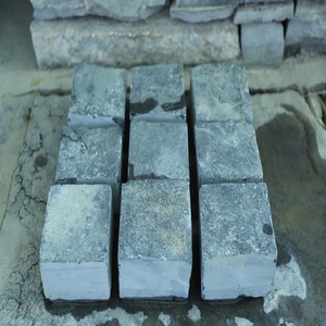 Pavés en pierre calcaire noire taillés à la machine 10x10 cm pour pavage extérieur, allées, chemins, aménagement paysager, blocs de sol - Product Image 1