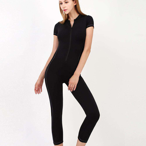Mono de yoga negro sin costuras para mujer, cuello en V, manga corta, cintura alta, largo hasta la pantorrilla, elástico en cuatro direcciones, cremallera frontal, spandex, poliéster - Product Image 5