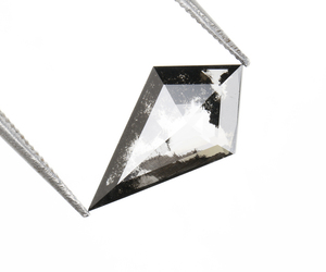 เพชรทรงว่าว 1.68 กะรัต เจียระไนแบบเกลือพริกไทย แฟนซีคัท เจาะด้วยเลเซอร์ เพชรเลี้ยงในห้องปฏิบัติการ เพชรเม็ดเดี่ยวเจียระไนตามสั่งสำหรับเครื่องประดับ ขายดี - Product Image 2