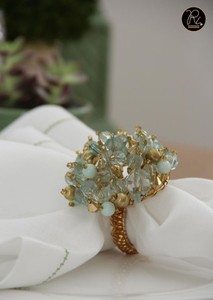 Combinaison unique de perles bleues et vertes pour serviettes de table, utilisées pour la décoration lors de mariages, de dîners et de fêtes. Achetez en gros. - Product Image 4