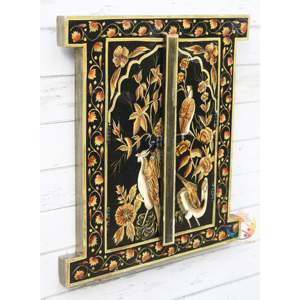 Hermoso pájaro pintado a mano en una ventana de madera enmarcada arte de pared - Product Image 4