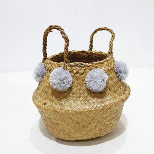 Cesta de Almacenamiento Redonda de Hojas de Palma Naturales, Resistente y Ecológica, con Pompones Grises, Cesto para Ropa Sucia, Bolsa Tejida - Product Image 1