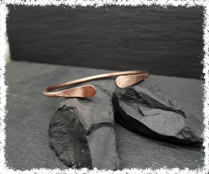Bracelet manchette en cuivre pur fait main, ajustable avec extrémité en forme de palette, en métal massif, bijou artisanal en cuivre pour la guérison et le bien-être, pour hommes et femmes. - Product Image 2