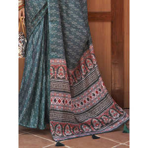 Charmant saree en crêpe imprimé numérique bleu sarcelle avec chemisier pour la mode indienne et pakistanaise - Product Image 3
