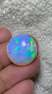 Opale d'Éthiopie naturelle, pierre précieuse en vrac, cabochon ovale, jeu de couleurs, base blanche, pour la fabrication de bijoux - Product Image 1