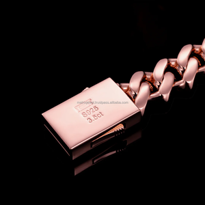 Chaîne cubaine Hip Hop tendance exclusive en or rose de 20mm de forme carrée avec fermoir personnalisé et serti de diamants Moissanite de qualité supérieure - Product Image 5