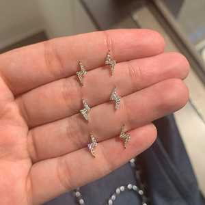 Pendientes de Oro Sólido de 14k con Diamantes Redondos Cultivados en Laboratorio, Diseño Minimalista y Único para Uso Diario - Product Image 4
