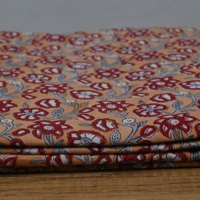 Tissu en coton imprimé à la main motif floral rouge rouille indien, textile floral artisanal pour vêtements et décoration intérieure, exportation