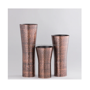 Vase à fleurs moderne en aluminium de luxe fait à la main avec motifs ornementaux en relief pour la maison - Product Image 4