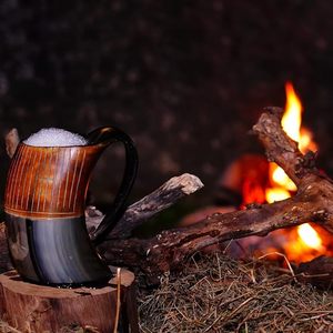 Mug en corne de bœuf gravé à la main avec loup sculpté à la main, écologique, mugs à bière et à café personnalisés pour les Vikings - Product Image 2
