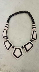 Collier en résine imperméable peint à la main, fabriqué en Inde, pour femmes, accessoire de mode tendance sur le thème de la nourriture et de l'amour, vente en gros - Product Image 3