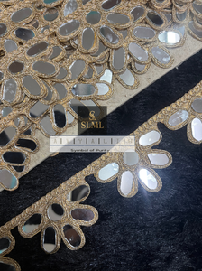 Ribete de encaje bordado con lentejuelas doradas premium en forma de flor para Saree, Lehenga, Blusa, Prendas Étnicas y Bolsos - Product Image 3